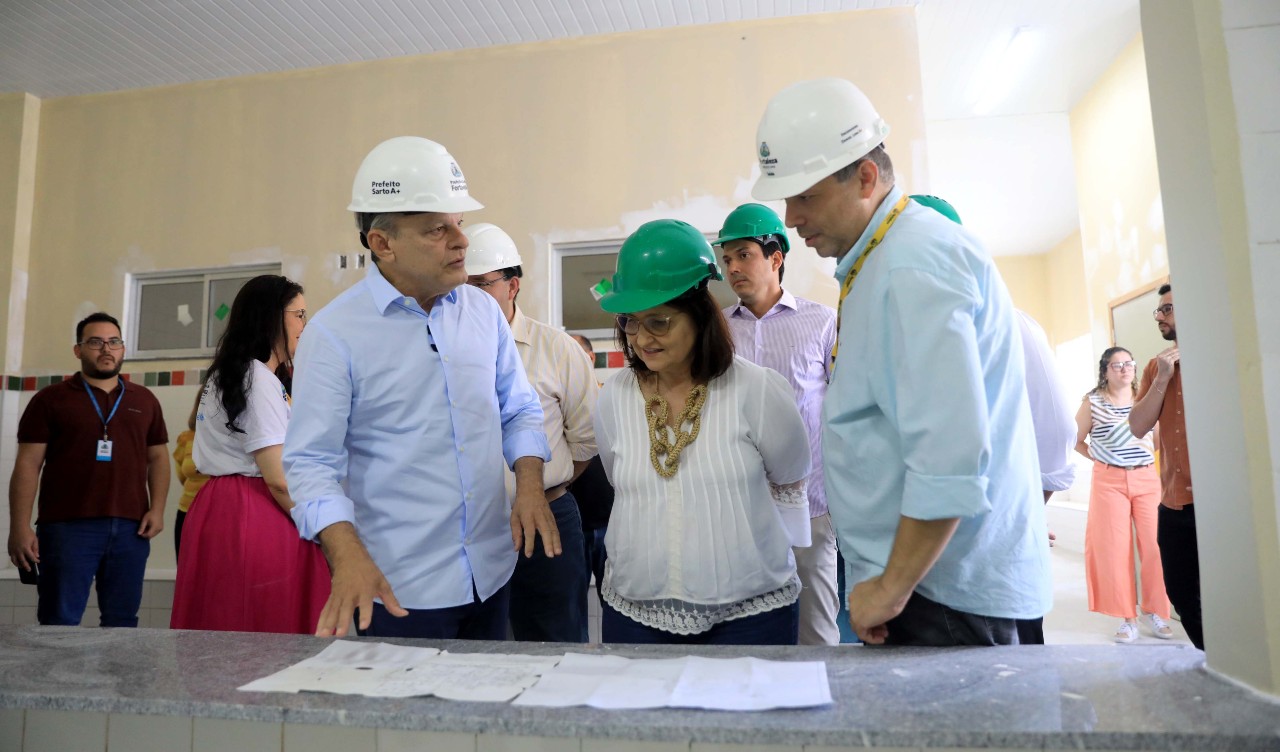 sarto durante visita às obras do posto de saúde